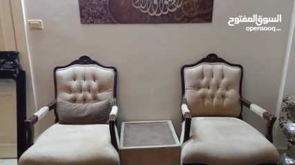  2 طقم كنب مكون من9مقاعد حاله حيدة معو برادي وسجاده نفس لون الطقم بسعر 100دنيار