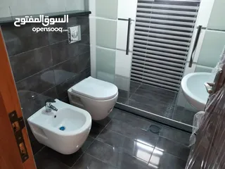  6 طابقيه 4 نوم 2 ماستر 260 م 2 برنده صالون معيشه مطبخ مستقل تدفئه راكبه مستودع وغسيل خادمه بحمام