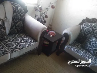  1 طقم كنب استعمال شهرين  جديد  مع طوايل بس 120وقابل لتفاوض سبب بيع تبديل غرفة لغرفة اطفال
