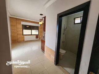  14 شقة مع روف منفصل فارغة للبيع في حي الصحابة - ref : 14580