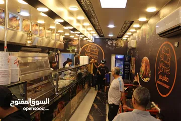  3 مطعم مجهز بالكامل مساحته 300متر مطعم فخم ومرتب والبيع بسب سفر صاحب المطعم وبسعر خاص