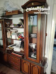  8 أثاث غرفة جلوس كامل (طقم كنب +طاولة صالون +3 طاولات صغيرة) بحالة جيدة جداً بسعر مغري