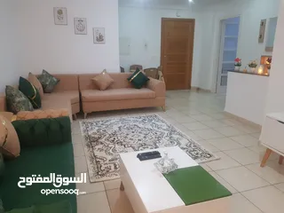  1 شقة مفروشة متكونة من غرفتين و صالة للايجار باليوم على طريق المرسي في تونس العاصمة