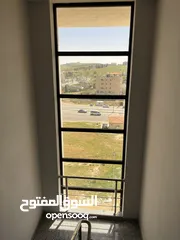  6 شقة طابق اخير مع روف/ مساحة 205م/ شفا بدران/ ترس واسع و مطل على شارعين/ صرف صحي واصل