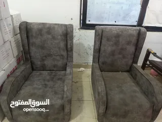  2 ثلاث كراسي مخمل لون رمادي للبيع ممكن ينحطو لصالونات الشعر (بديكير & مناكير)