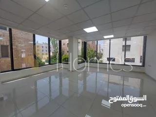  2 مجمع تجاري مكاتب بواجهات زجاجية للايجار في الشميساني بمساحة بناء 1000م