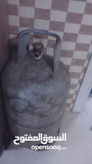  7 مقلاة هوائيه نوع جولد ماستير  صناعة تركية سعرها 45دينار.  و جرة غاز 28دينار   واباجورات عدد 2