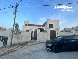  9 عماره طابقين للبيع تشطيب ديلوكس عمر البناء 5سنوات