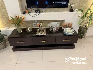  8 صالون قعدة كامل لون اخضر كامل من جميع الاتجاهات يحتوي على كنب ومفردات وطاولات وبرداي وسجادتين وطاولة