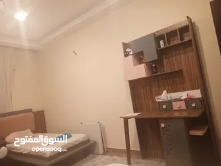  2 تخوت أطفال ومكاتب أطفال للبيع بسعر مغري