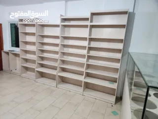  1 ديكور محمص شبه جديد مع رفوف وباترينه 2 متر وكراسي مكتب كلف تفصيل 15 الف شيكل البيع بسبب السفر بسعر ح