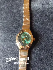  5 ساعة أوميغا فخمة بإطلالة ذهبية أنيقة