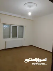  4 شقة مميزه فارغه للايجار في عبدون 240 م