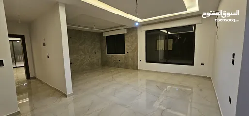  5 شقه مميزه للبيع طابق اول بسعر مغري من المالك مباشره