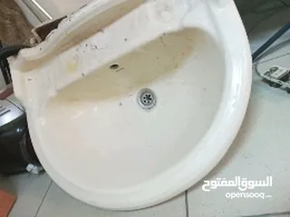  1 مغسله لون بيج مع مرآة حمام خشب  للبيع في اربد