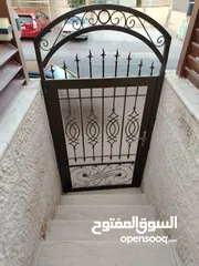  1 باب حديد خارجي ثقيل و زجاج محصن مرتب مرتب