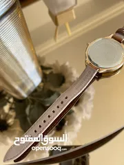  8 ساعة مايكل كورس ذهبية وجلد أصلية و مختَّمة  بحالة ممتازة  الساعة انيقة جداً Micheal Kors