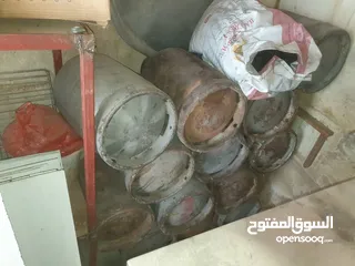  12 معدات مطعم متنوعه مستخدم نظيف للبيع اغلب المعدات جديده ولم يتم استخدامها وبحاله ممتازه والسعر مغري
