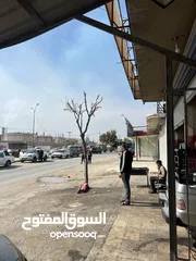  3 مخازن على شارع رئيسي مع هنجر كبير