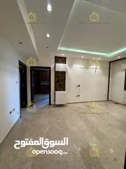  4 شقه فارغة - الرابية - 3نوم1ماستر - 200م - مطلة - قريبة من الخدمات العامة