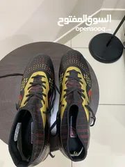  4 حذاء رياضي اسود وذهبي