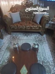  2 طقم كنب 7 مقاعد مع طاولة وسط للبيع
