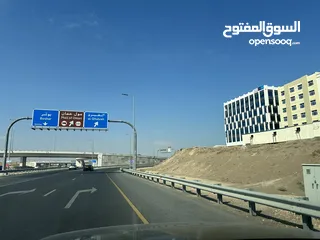  6 ثلاثة محلات جديدة جنب بعض قريب من عمان مول و مطلة على الشارع السريع
