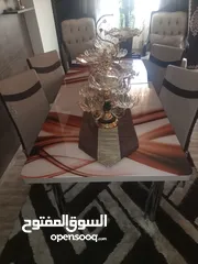  4 طاولة سفرة سيكوريت قابلة للطي ( قابلة للتصغير مساحتها حسب الحاجة بسهولة ) مع أربع كراسي للبيع