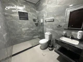  22 غرف وشقق فندقية نظيفة على البحر وبجانب السوق، موقع ممتاز، مطاعم، موقف عام، بلكونات، انترنت، مكيفات.