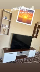  1 طاوله تلفاز مع رفوف عدد 2 للبيع بحالة ممتازه جداً