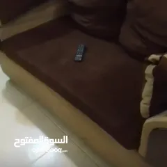  2 طقم كنب 9 مقاعد بحاله جيده مع طاوله تلفاز زجاج