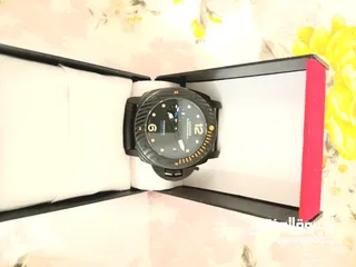  2 Panerai Luminor Submersible هي ساعة فاخرة وانيقة
