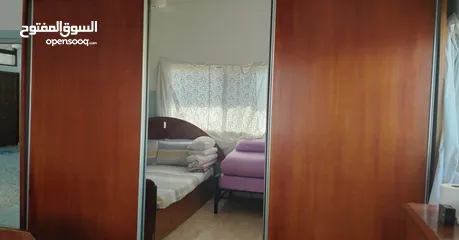  5 اثاث منزل للبيع خشب اصلي بسعر مناسب لمعرفة سعر الاثاث يرجى ارسال صورة عن القطعة واستفسار عن السعر .