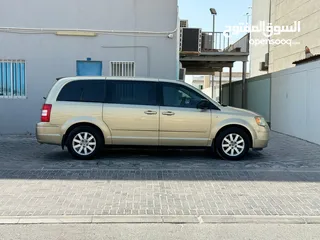  8 Chrysler Grand Voyager 2009 (Gold)