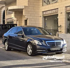  2 Mercedes-Benz E200