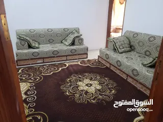  2 شقق مفروشة غرفتين ومجلس وأربع غرف حمامين مطبخ بيت بوس