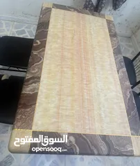  5 طاولة بسطح ستانليس ستيل مع 4 كراسي حديد – بحالة جيدة!