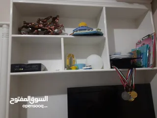  4 تسريحة و مكتب  عدد2 كل تسريحة و مكتب