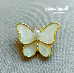  1 بروش انيق ذهبي ولؤلؤي شكل الفراشة مع لؤلؤة للحفلات والمناسبات السعيدة
