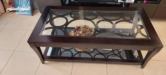  7 كنب غرفة الجلوس للبيع بحالة جيدة جدا عدد واحد ثلاثي  عدد اثنين ثنائي طاولة في الوسط مع جانبية