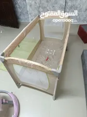  22 تخت بيبي نظيف جدا قابل للطي مثل ما هو وضح بالصور  عربايه مشي للاطفال تفتح وتسكر بحاله جيده جدا