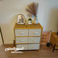  3 مع خزانة البامبو  بـ6 أدراج قماشية متينة تصميم طبيعي وراقي يناسب جميع الديكورات .