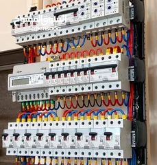  5 تجميع وصياتة لوحات التحكم الكهربائية ،العمل بمواصفات ومخططات هندسية