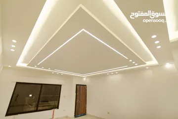  8 شقة للبيع طابق اول مساحة 215متر في المدينة الرياضية ضاحية الرشيد خلف مختار مول بلقرب من مجمع الروضة.
