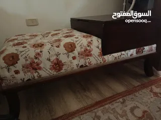 3 طقم كنب تركي 7 مقاعد+طاولة بوفيه جانبية وطقم طاولات سيكوريت 3 قطع شبه جديد للبيع لعدم توفر المساحة