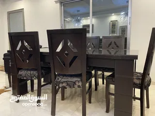  2 طقم كنب سبع مقاعد +طاوله سفره و8 كراسي +3 طاولات واحده وسط
