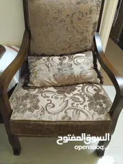  3 طقم كنب  للبيع 7 مقاعد لون بني بحاله  ممتازه 2 مفرد وثلاثيه وثنائيه