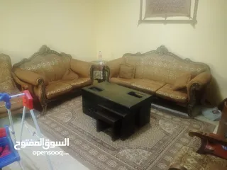  3 طقم كنب ثقيل مع طاولة و طربيزات للبيع مع البوفية 60