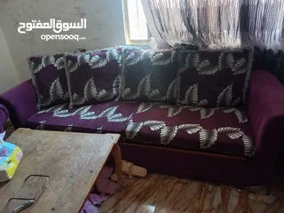  3 طقم كنب مفلف انيق. الوان هادئة. خشب طبيعي. وزن خفيف. جلوس مريح بحاجة لاصلاح بسيط للثلاثية.