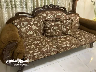  11 طقمين كنب للبيع بحالة ممتازة جدا للبيع بسبب ضيق المساحة